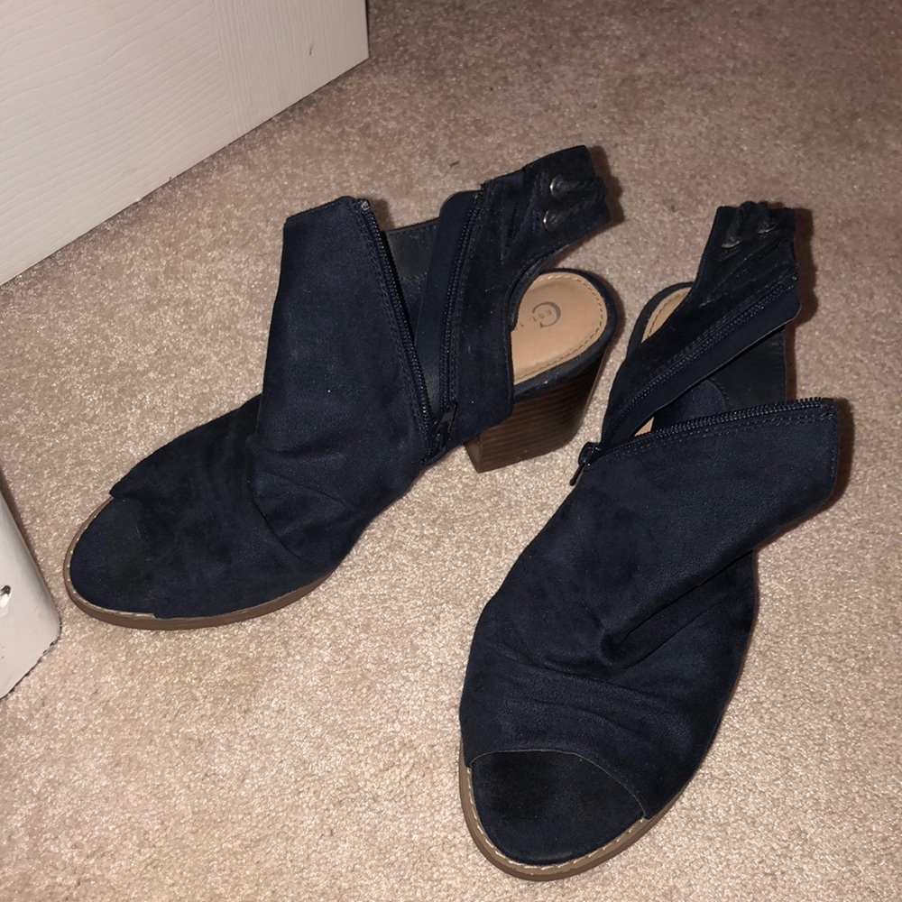 navy shirt heels
